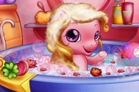 Baby Pony in der Badewanne
